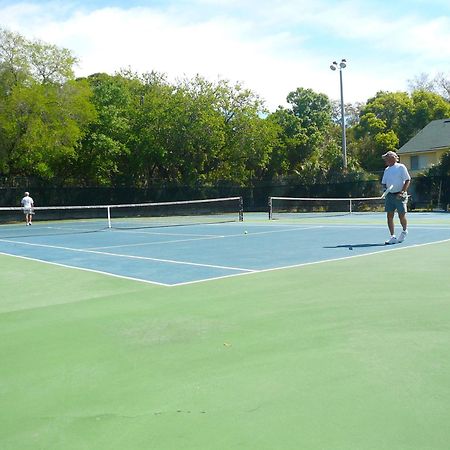 Affordable Two Bedroom Tropical Condo - Private Beach, Pools, Hot Tub St. Petersburg Exteriör bild