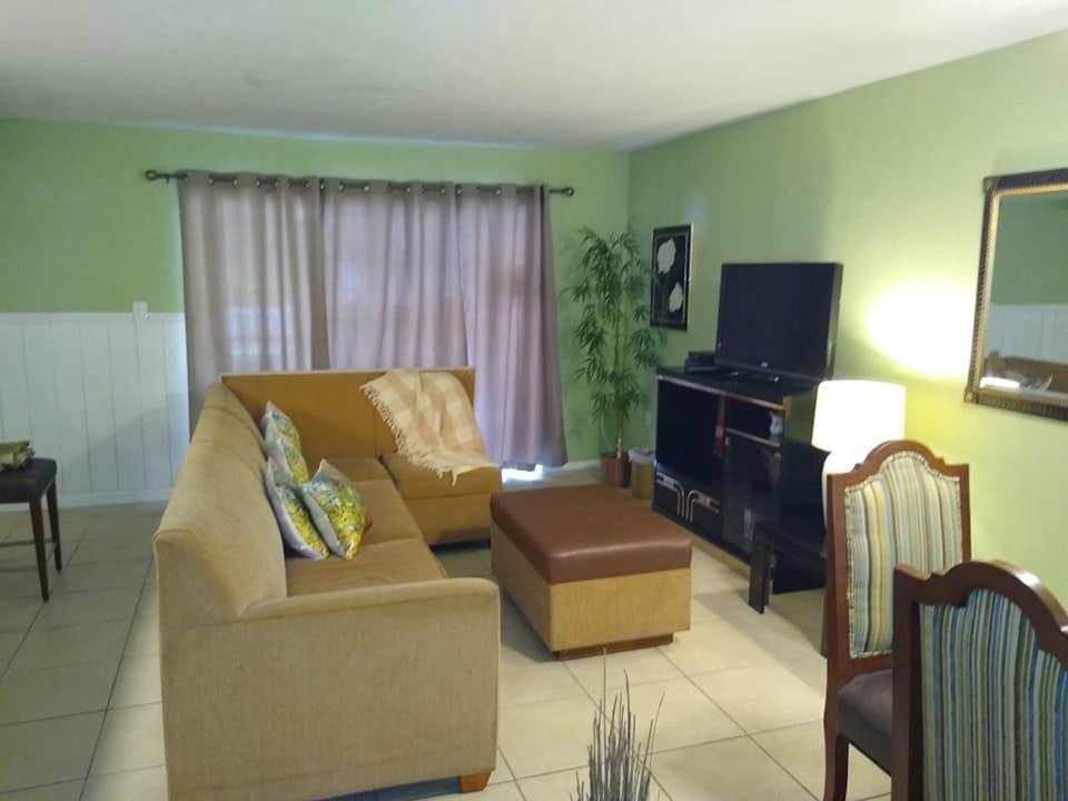 Affordable Two Bedroom Tropical Condo - Private Beach, Pools, Hot Tub St. Petersburg Exteriör bild