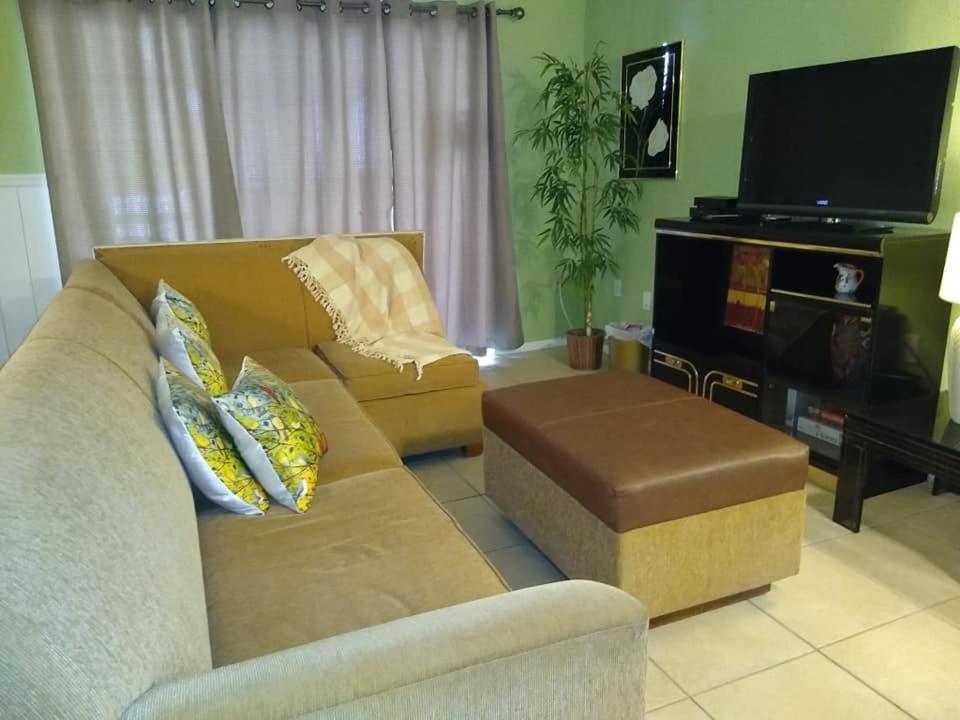 Affordable Two Bedroom Tropical Condo - Private Beach, Pools, Hot Tub St. Petersburg Exteriör bild