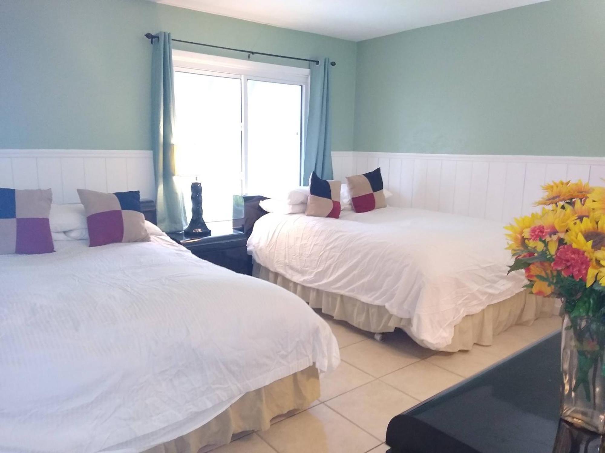 Affordable Two Bedroom Tropical Condo - Private Beach, Pools, Hot Tub St. Petersburg Exteriör bild