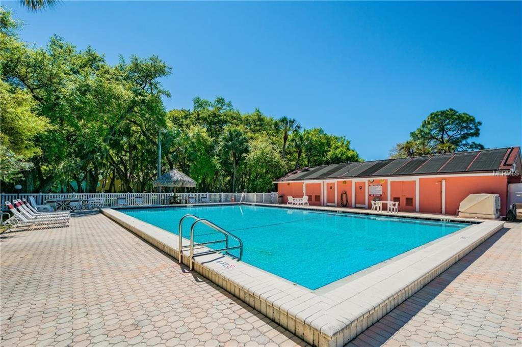 Affordable Two Bedroom Tropical Condo - Private Beach, Pools, Hot Tub St. Petersburg Exteriör bild