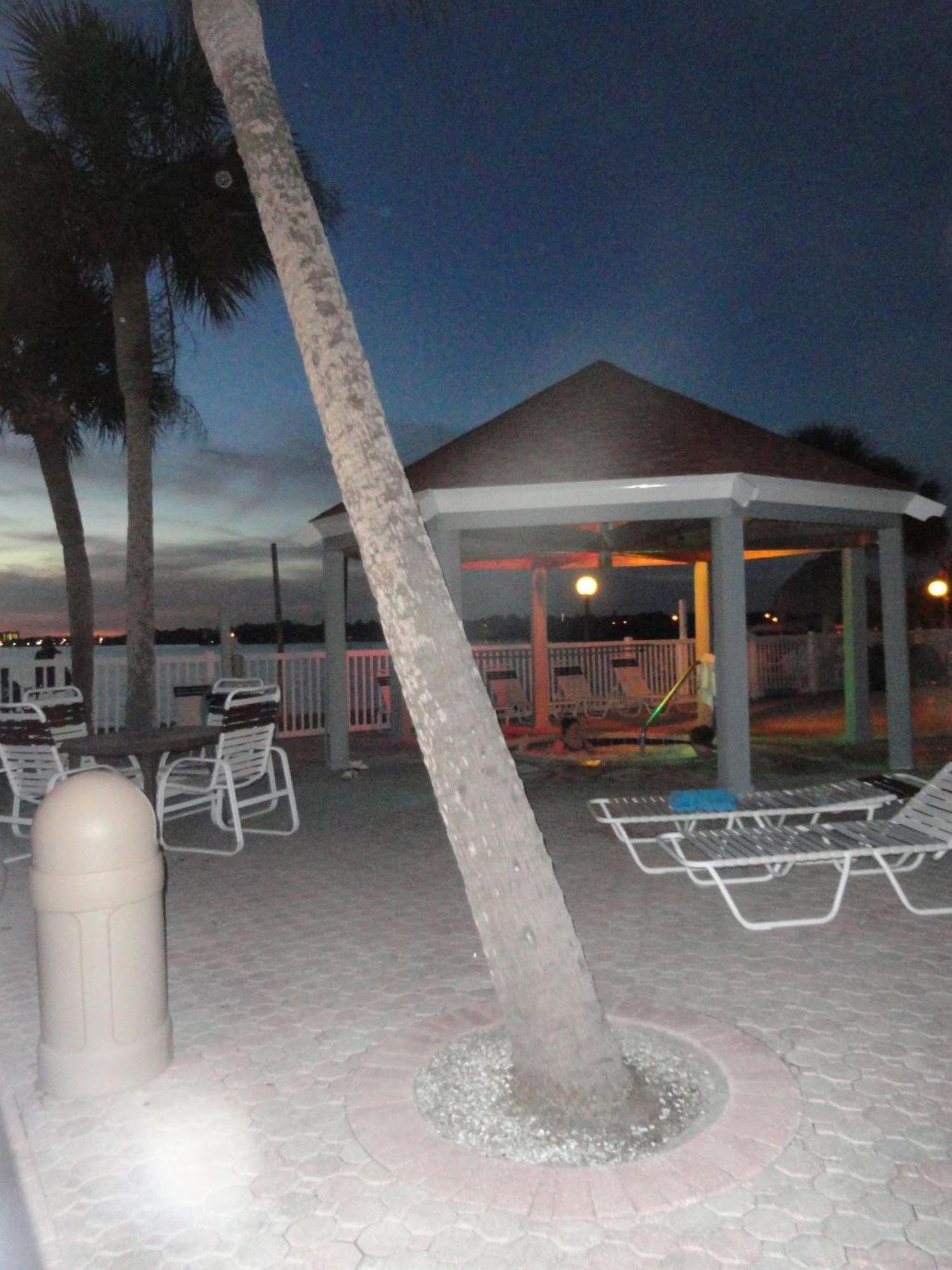 Affordable Two Bedroom Tropical Condo - Private Beach, Pools, Hot Tub St. Petersburg Exteriör bild