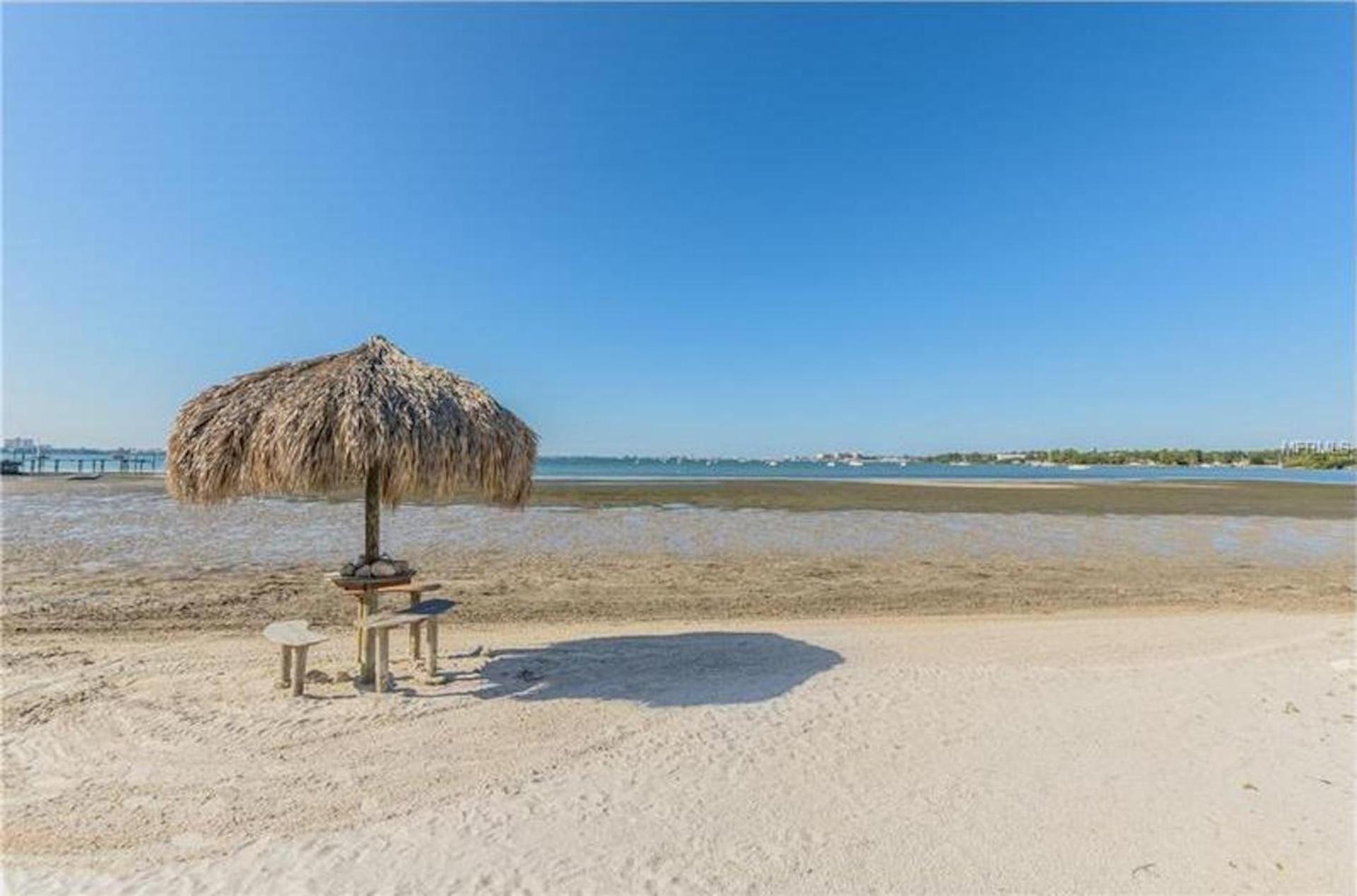 Affordable Two Bedroom Tropical Condo - Private Beach, Pools, Hot Tub St. Petersburg Exteriör bild