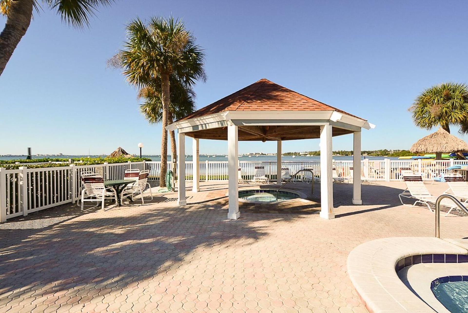 Affordable Two Bedroom Tropical Condo - Private Beach, Pools, Hot Tub St. Petersburg Exteriör bild