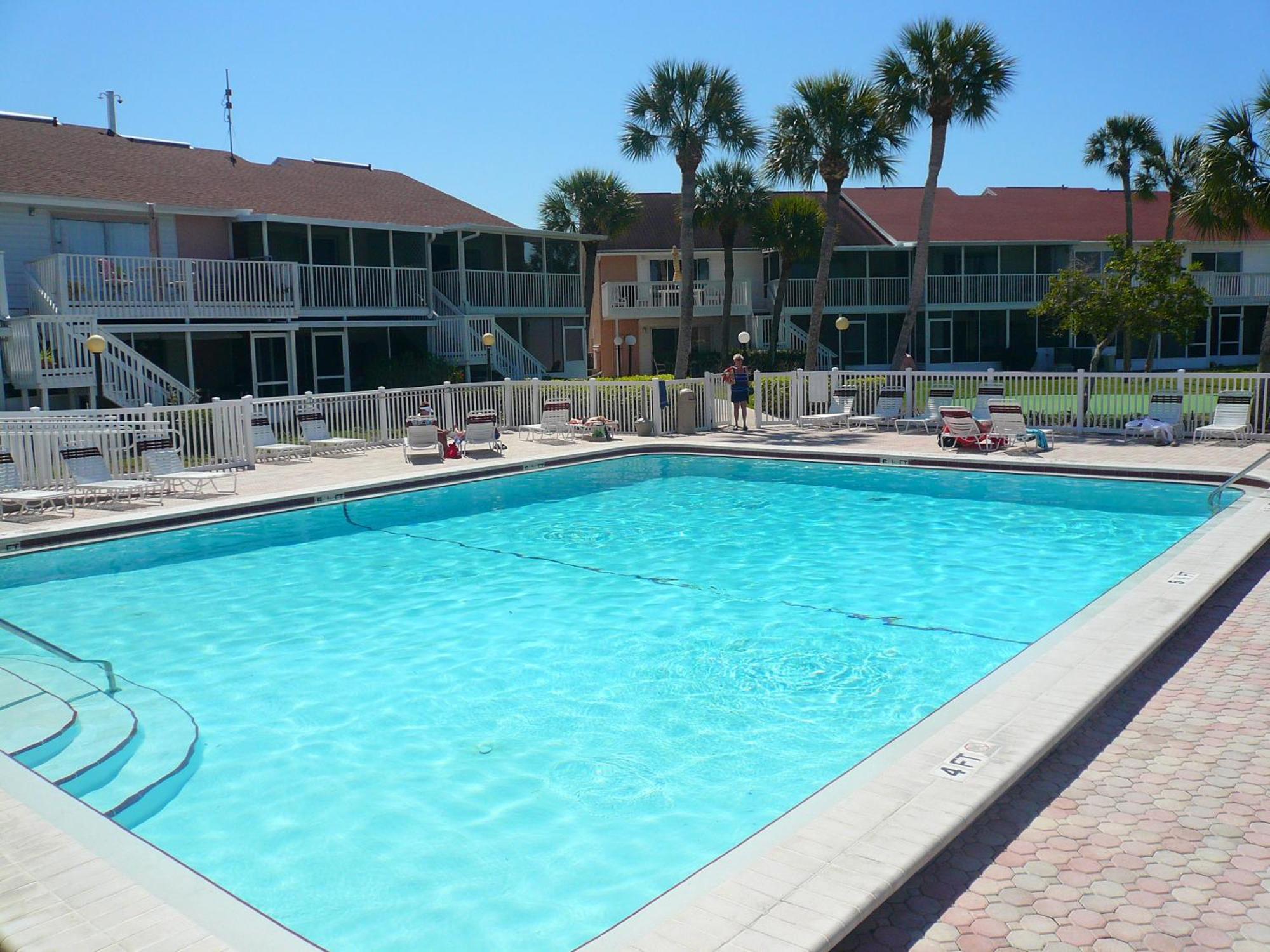 Affordable Two Bedroom Tropical Condo - Private Beach, Pools, Hot Tub St. Petersburg Exteriör bild