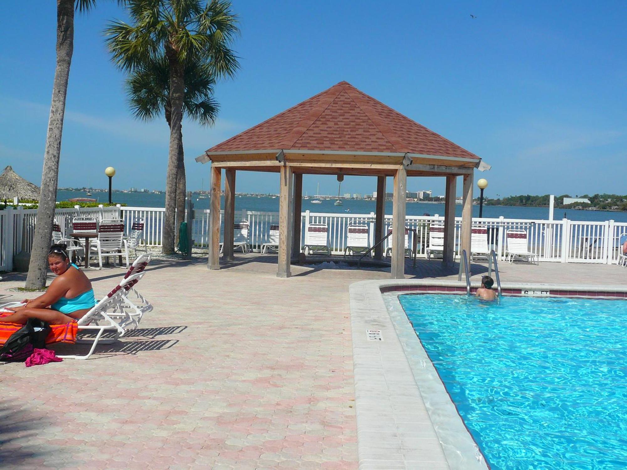 Affordable Two Bedroom Tropical Condo - Private Beach, Pools, Hot Tub St. Petersburg Exteriör bild