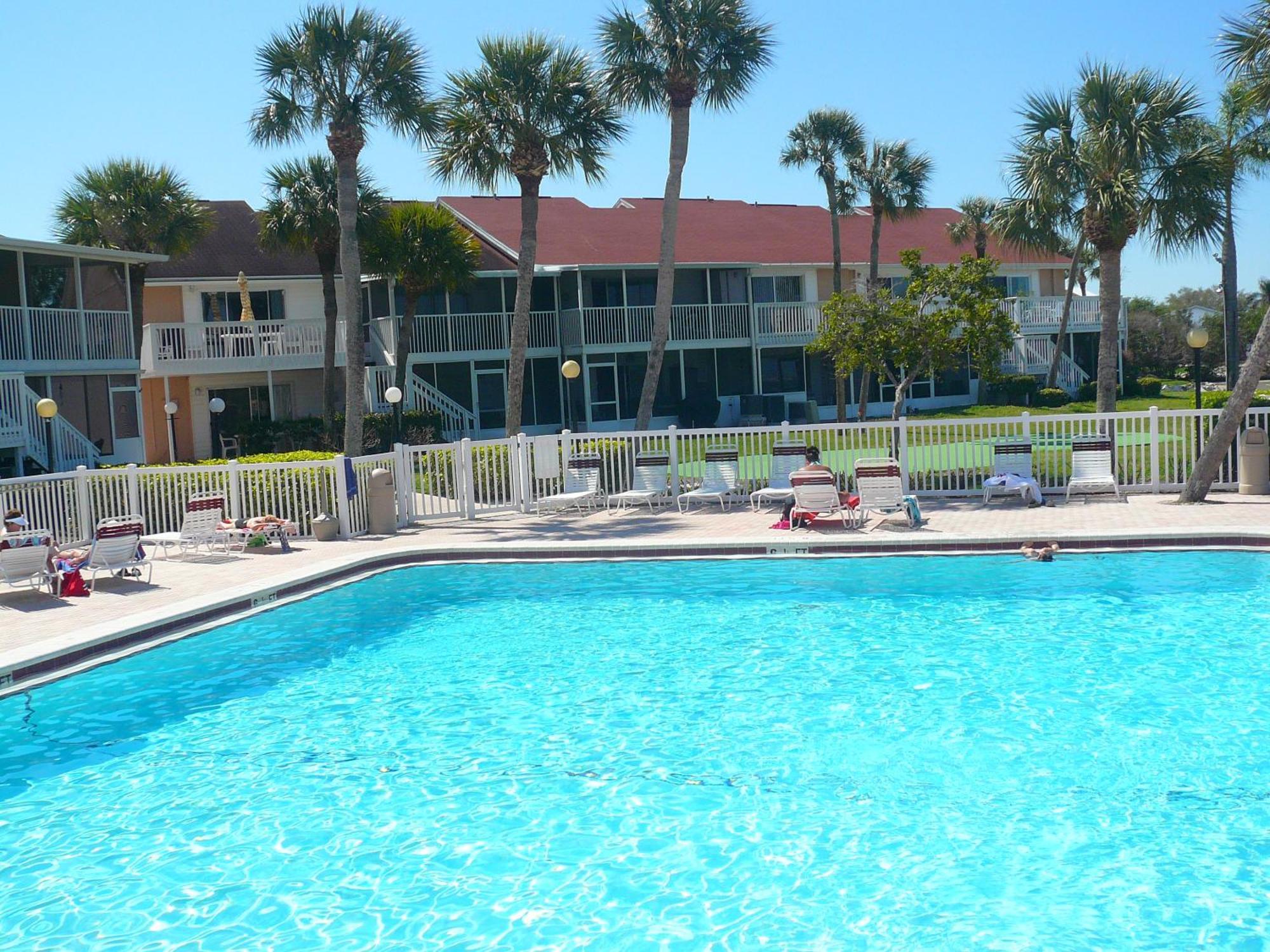 Affordable Two Bedroom Tropical Condo - Private Beach, Pools, Hot Tub St. Petersburg Exteriör bild