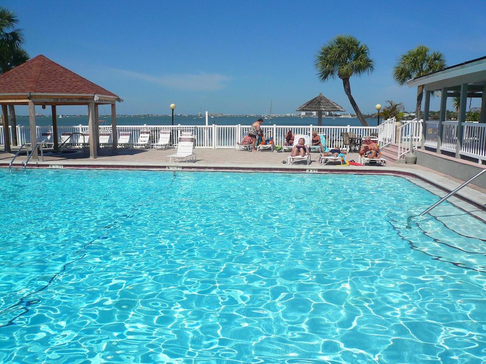 Affordable Two Bedroom Tropical Condo - Private Beach, Pools, Hot Tub St. Petersburg Exteriör bild