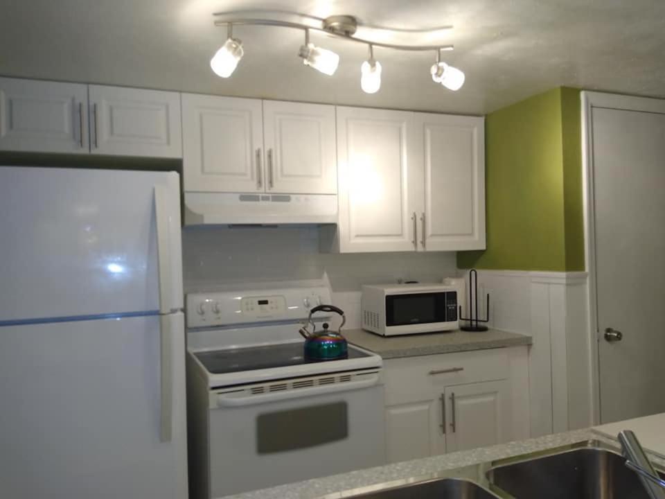 Affordable Two Bedroom Tropical Condo - Private Beach, Pools, Hot Tub St. Petersburg Exteriör bild
