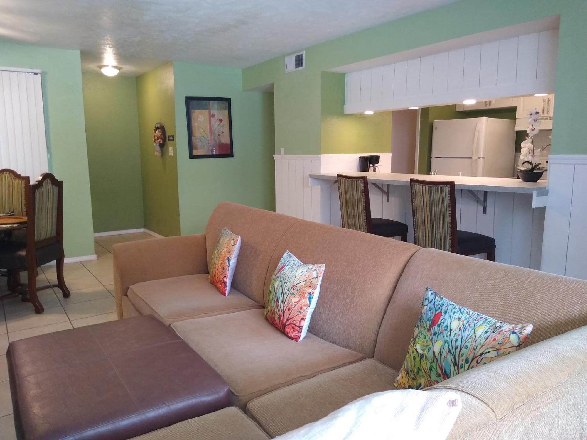 Affordable Two Bedroom Tropical Condo - Private Beach, Pools, Hot Tub St. Petersburg Exteriör bild