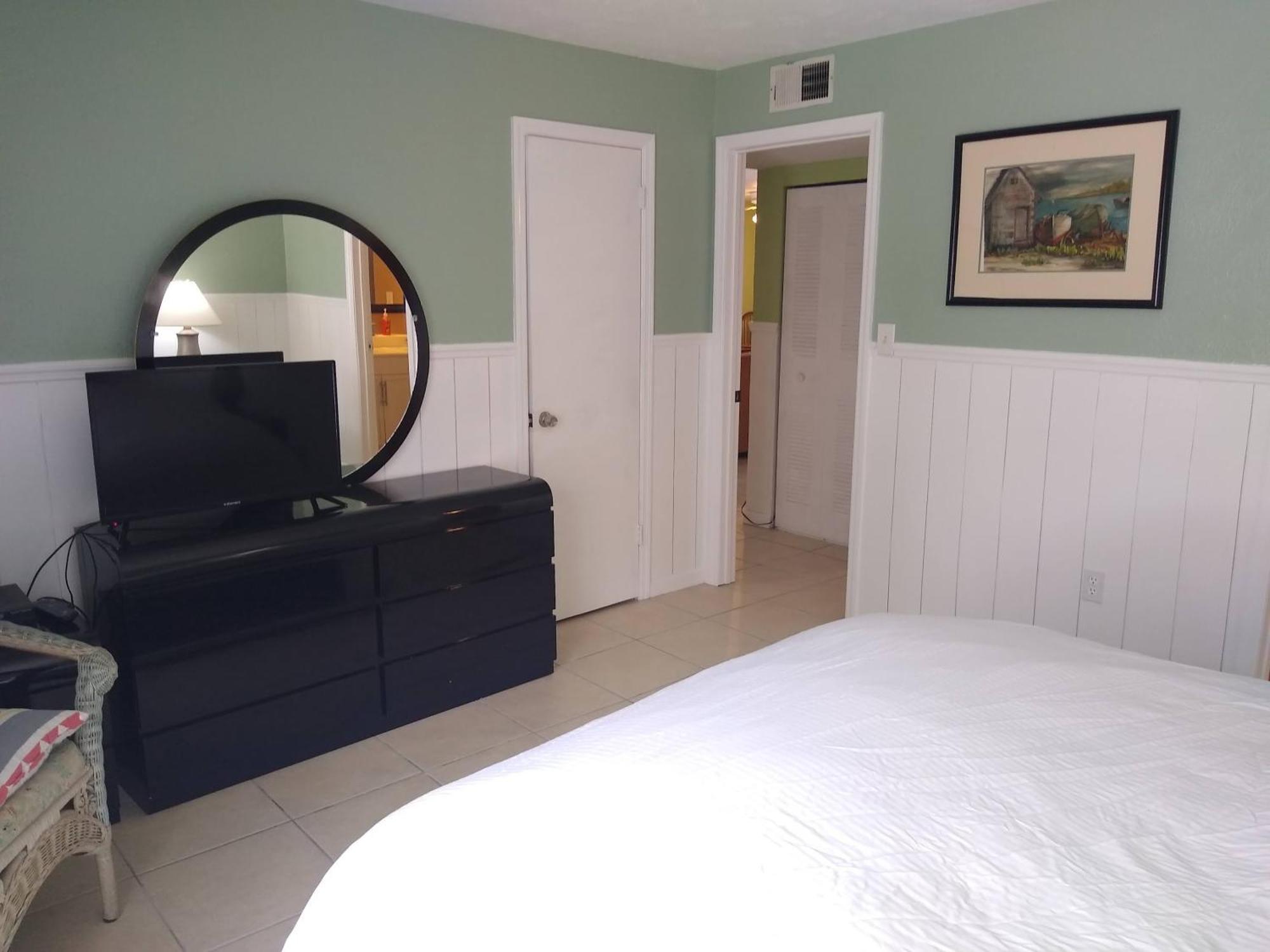 Affordable Two Bedroom Tropical Condo - Private Beach, Pools, Hot Tub St. Petersburg Exteriör bild