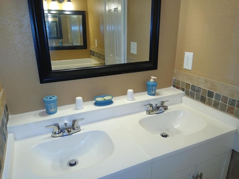 Affordable Two Bedroom Tropical Condo - Private Beach, Pools, Hot Tub St. Petersburg Exteriör bild